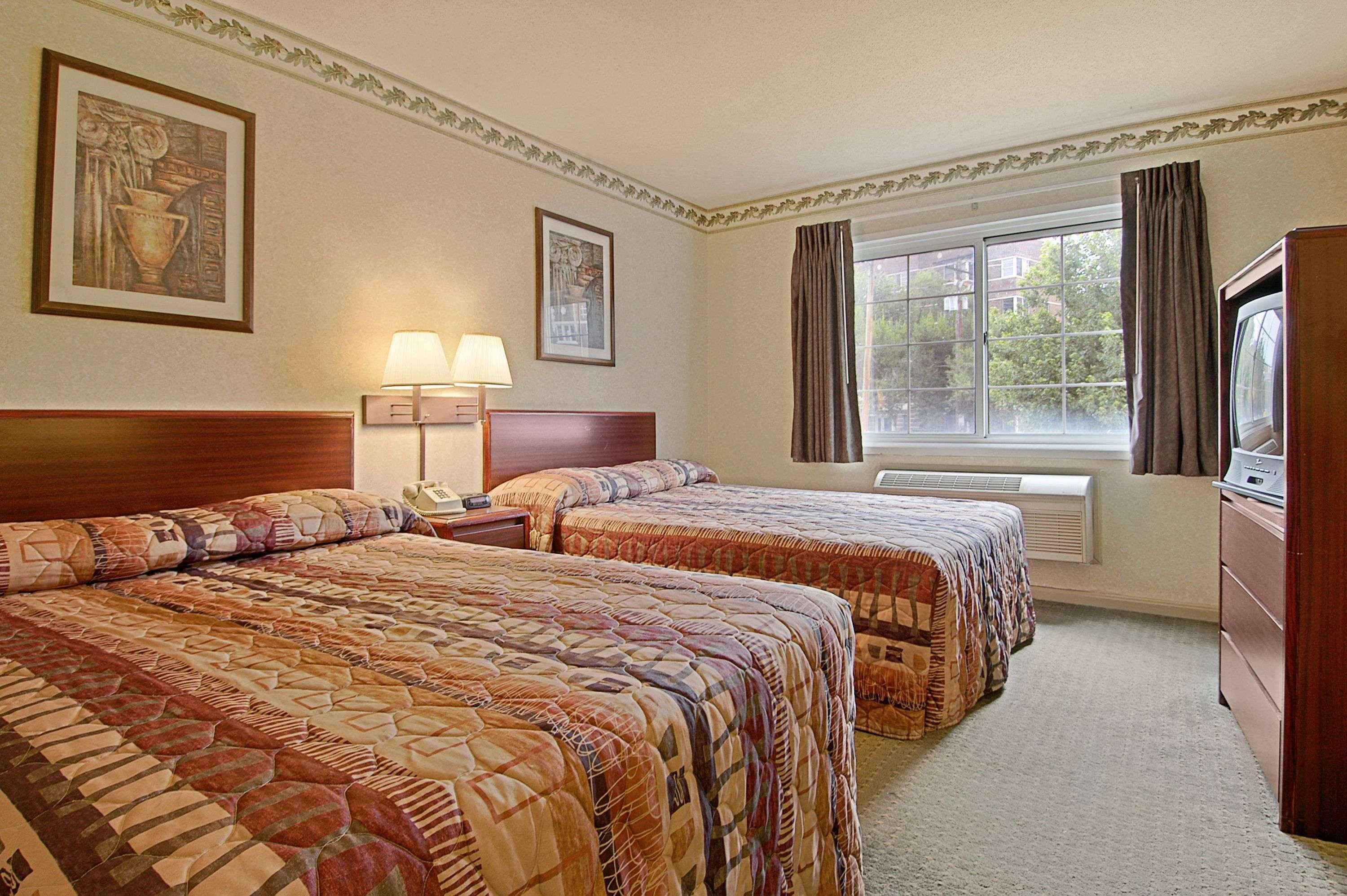Days By Wyndham Cleveland Lakewood