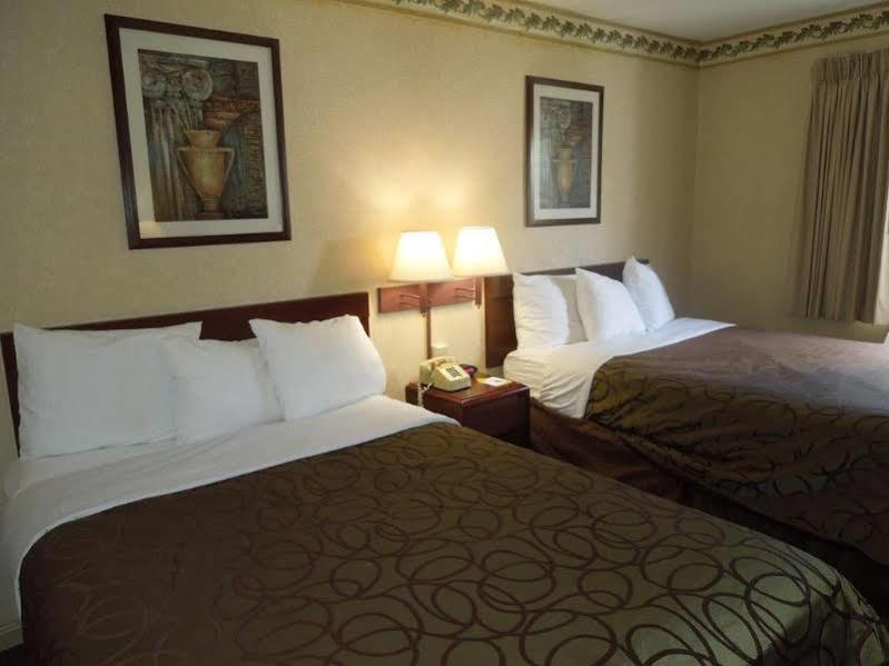 Days By Wyndham Cleveland Lakewood